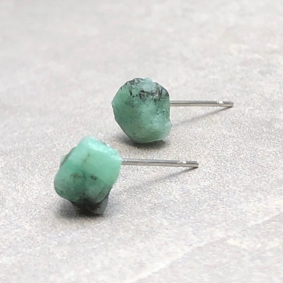 ๐ New Raw Emerald Crystal Stud Gemstone Earrings - Picture 8 of 9